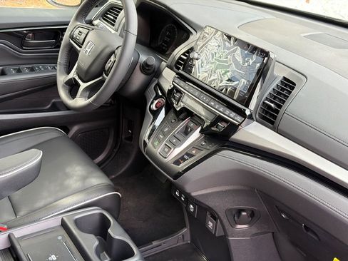 New 2026 Honda Odyssey Touring image 9