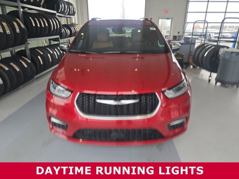 Used 2025 Chrysler Pacifica Pinnacle image 2