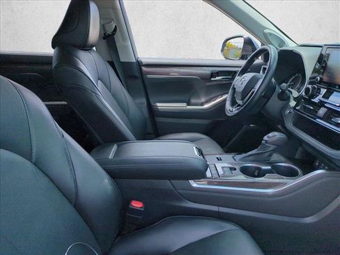 Used 2022 Toyota Highlander Limited FWD image 22