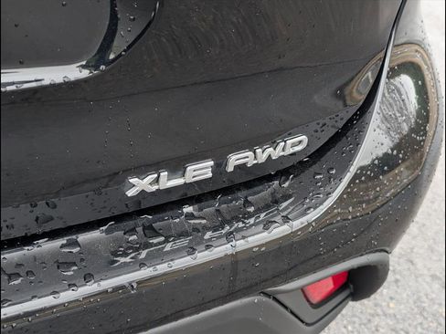 Used 2022 Toyota Highlander XLE image 18