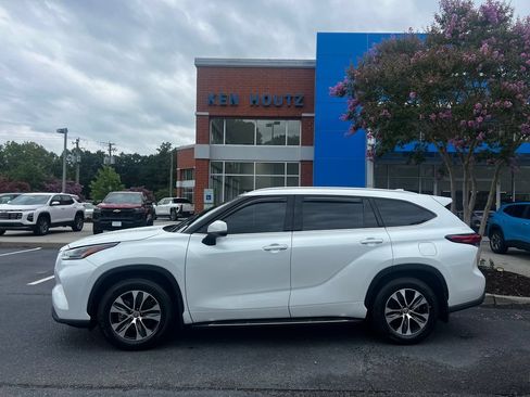 Used 2022 Toyota Highlander XLE AWD/4WD image 2