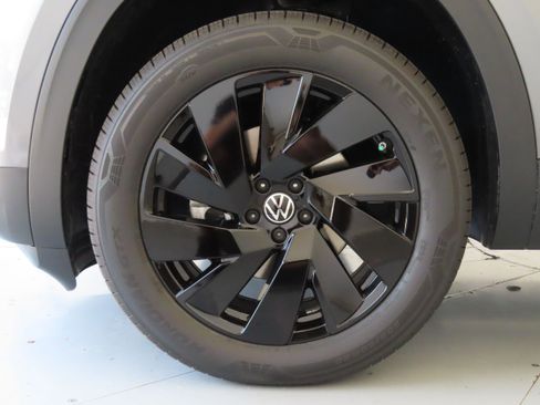 New 2025 Volkswagen Atlas SE image 27