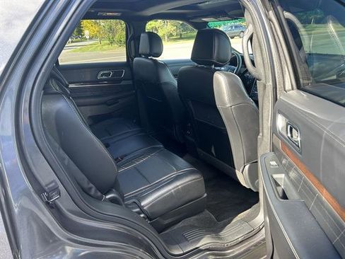 Used 2017 Ford Explorer Platinum image 38