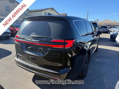 Used 2024 Chrysler Pacifica Select image 4