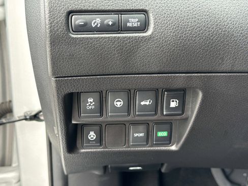 Used 2018 Nissan Rogue SL w/ Premium Package FWD image 32
