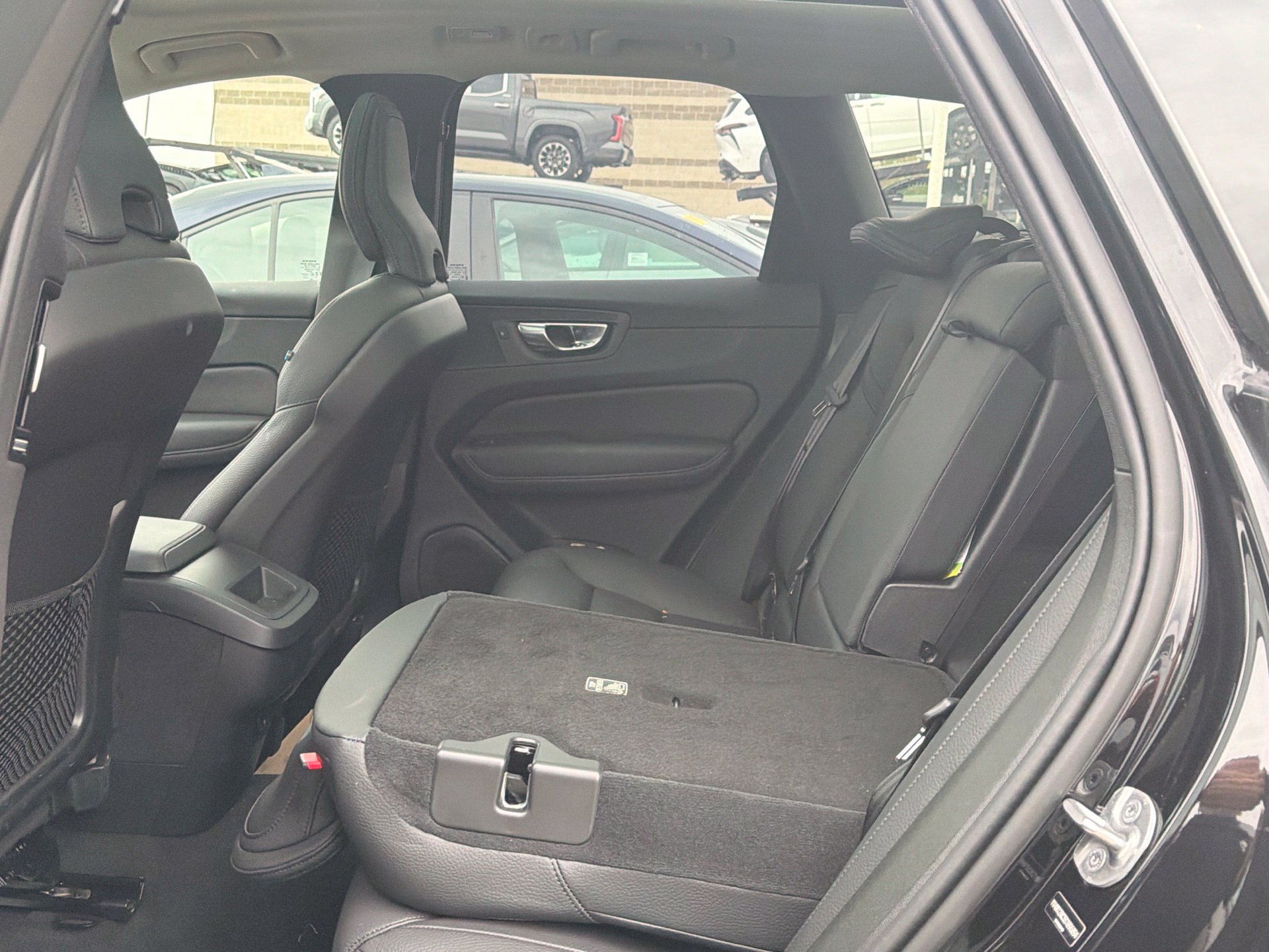 Used 2025 Volvo XC60 B5 Plus AWD/4WD image 12