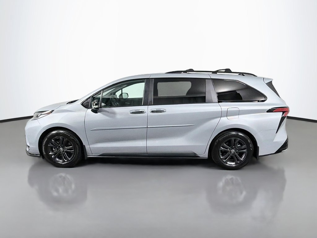 Used 2025 Toyota Sienna XSE w/ XSE Premium Package AWD/4WD image 4