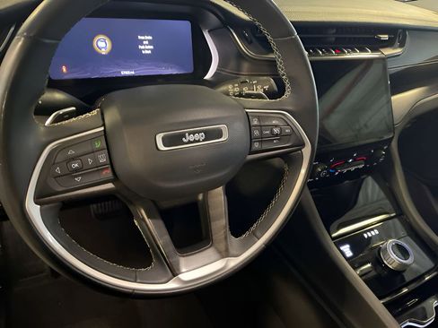 Used 2023 Jeep Grand Cherokee Limited image 12