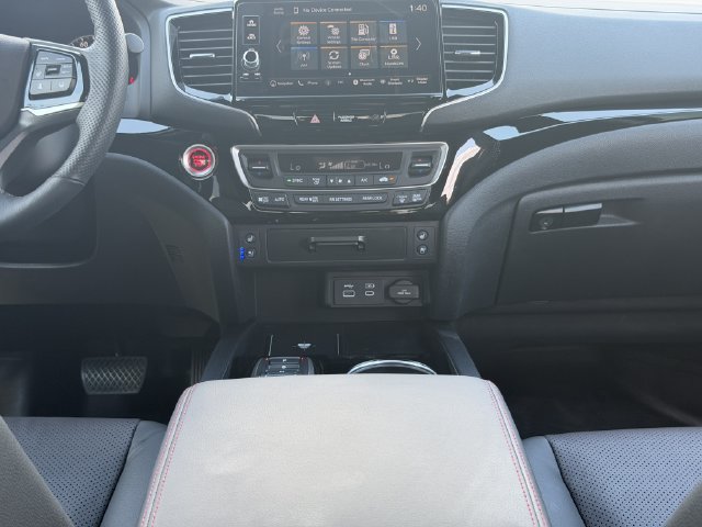 Used 2025 Honda Ridgeline Black Edition image 4