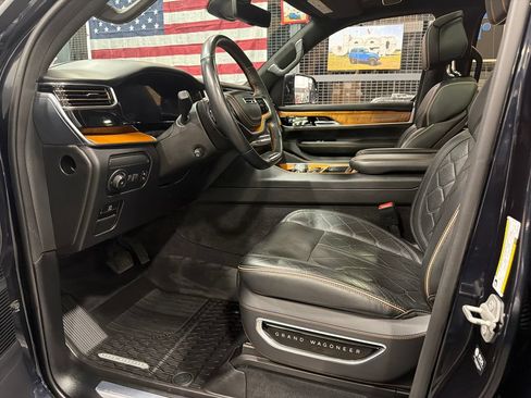 Used 2023 Jeep Grand Wagoneer Series III AWD/4WD image 4