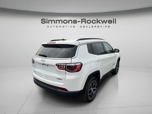 Used 2024 Jeep Compass Latitude AWD/4WD image 5
