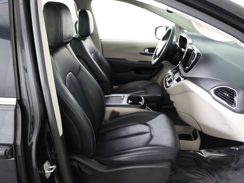 Used 2023 Chrysler Pacifica Touring-L FWD image 27
