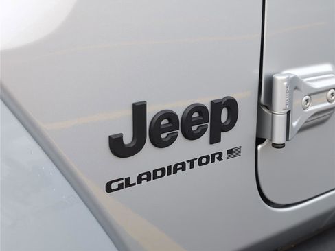 Used 2023 Jeep Gladiator Willys image 10