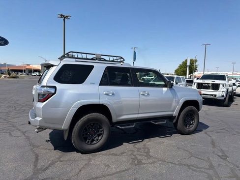 Used 2017 Toyota 4Runner SR5 AWD/4WD image 5