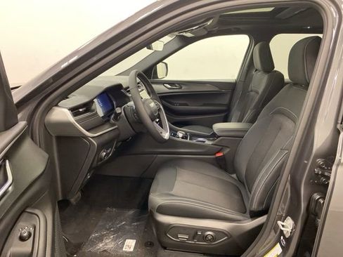 Used 2025 Jeep Grand Cherokee Laredo X w/ Luxury Tech Group I image 8