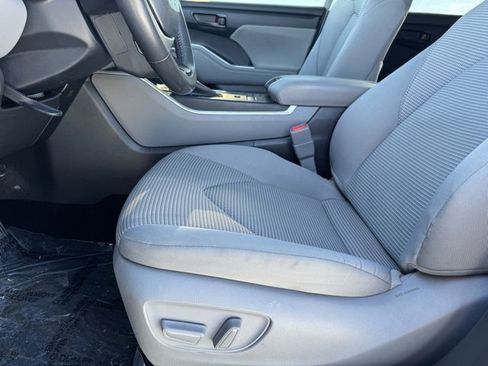 Used 2022 Toyota Highlander LE image 6