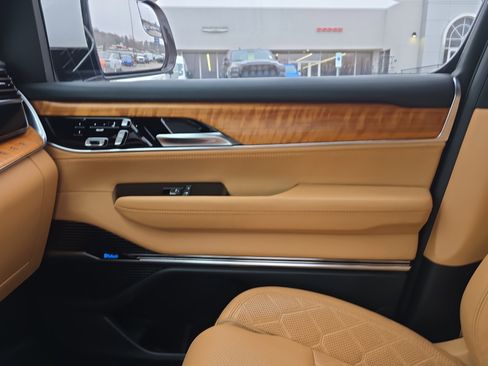 Used 2022 Jeep Grand Wagoneer Series III image 26