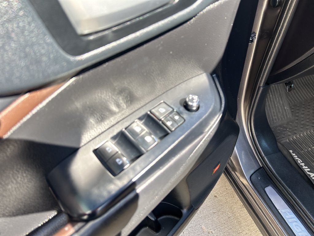 Certified 2019 Toyota Highlander Limited AWD/4WD image 12