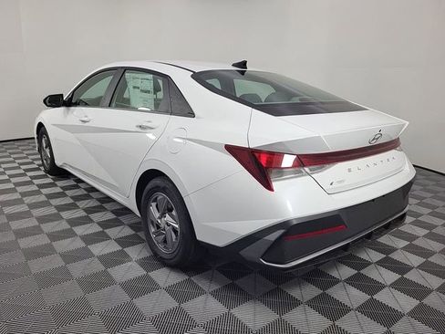 Certified 2025 Hyundai Elantra SE image 11