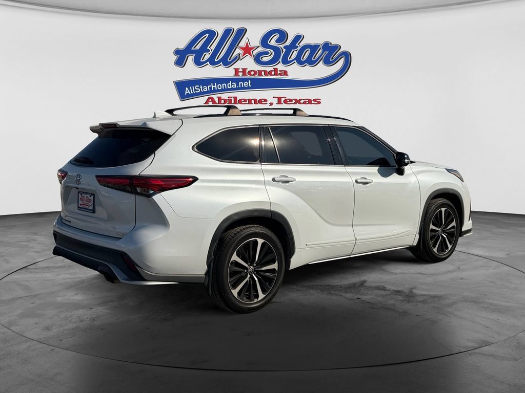 Used 2022 Toyota Highlander XSE FWD image 5