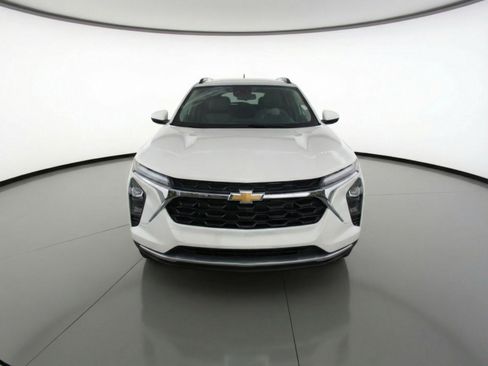 Used 2025 Chevrolet Trax LT image 2