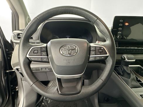 Used 2022 Toyota Sienna XLE w/ XLE Plus Package FWD image 11