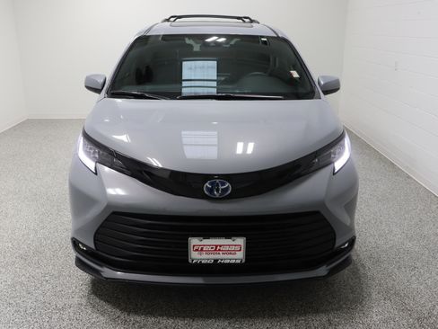 Used 2025 Toyota Sienna XLE Woodland Edition image 3