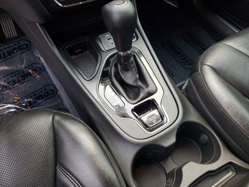 Used 2020 Jeep Cherokee Limited image 21