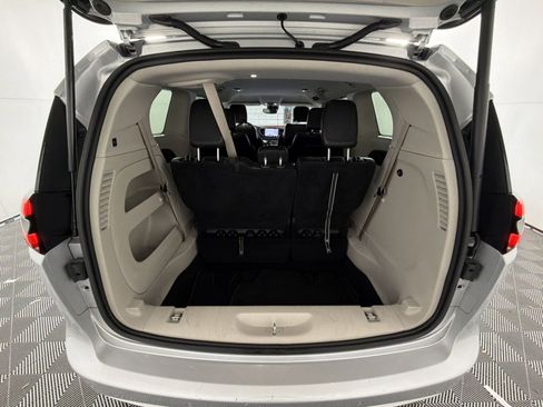 Used 2022 Chrysler Pacifica Touring-L image 25