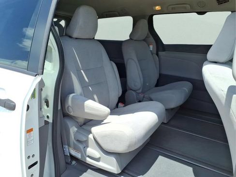 Used 2020 Toyota Sienna L FWD image 22