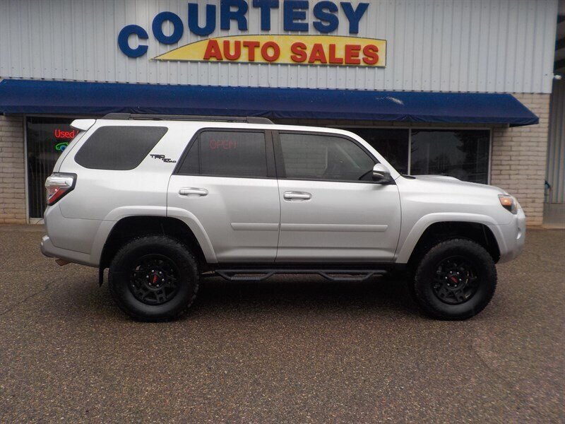 Used 2020 Toyota 4Runner TRD Off-Road Premium w/ Moonroof Package AWD/4WD image 2