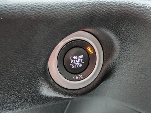 Used 2025 Chrysler Pacifica Select image 31