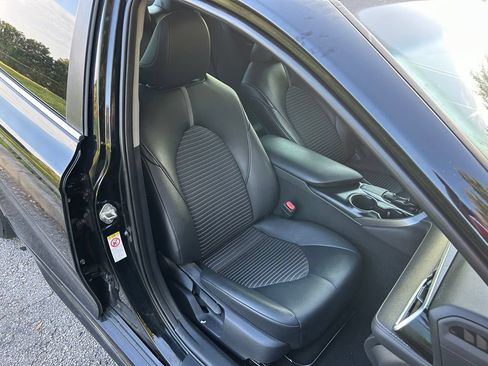 Used 2018 Toyota Camry SE FWD image 16