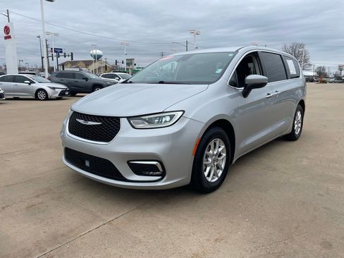 Used 2023 Chrysler Pacifica Touring-L FWD image 2