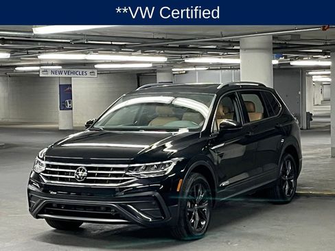 Used 2024 Volkswagen Tiguan SE w/ Panoramic Sunroof Package image 3
