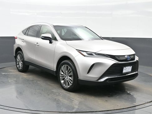 Used 2022 Toyota Venza XLE image 8