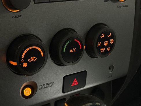 Used 2005 Nissan Titan LE w/ (T01) Tow Pkg image 14