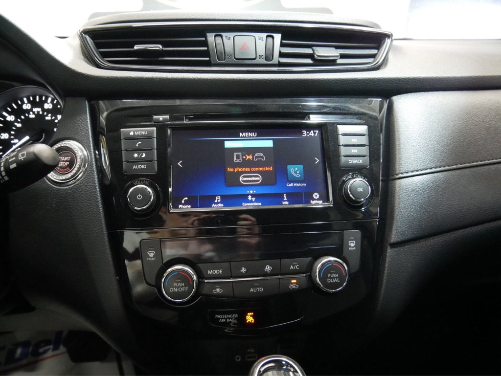 Used 2018 Nissan Rogue SV AWD/4WD image 16