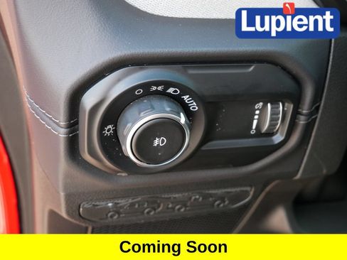 Used 2025 Jeep Wrangler Unlimited Sahara AWD/4WD image 17