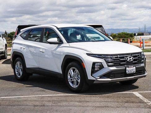 Used 2025 Hyundai Tucson SE FWD image 3