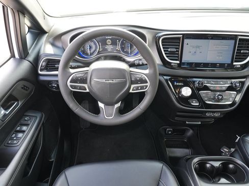 Used 2025 Chrysler Pacifica Select FWD image 18
