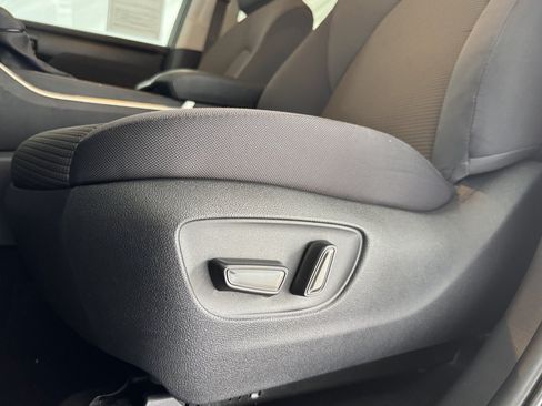 Used 2025 Toyota Highlander LE FWD image 14