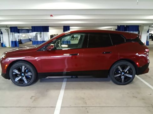Used 2024 BMW iX xDrive50 w/ Premium Package AWD/4WD image 8