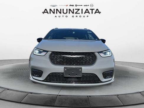 Used 2025 Chrysler Pacifica Limited image 8