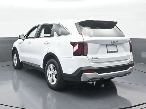 Used 2024 Kia Sorento LX image 4