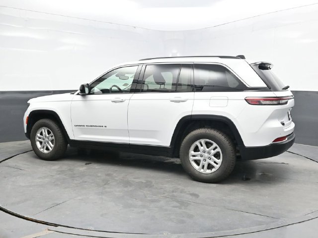 Used 2022 Jeep Grand Cherokee Laredo w/ Luxury Tech Group I AWD/4WD image 4
