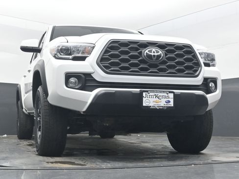 Used 2022 Toyota Tacoma TRD Off-Road w/ Technology Package AWD/4WD image 18