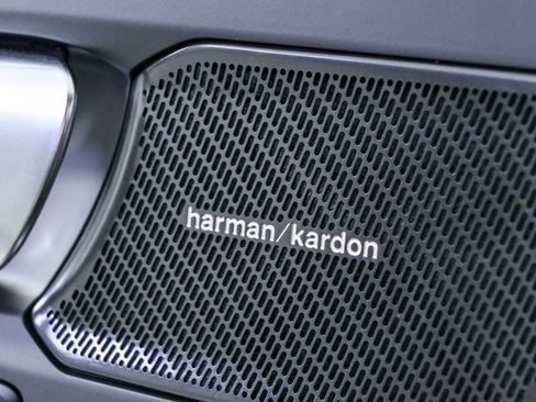 Certified 2025 Volvo XC40 B5 Ultra image 9