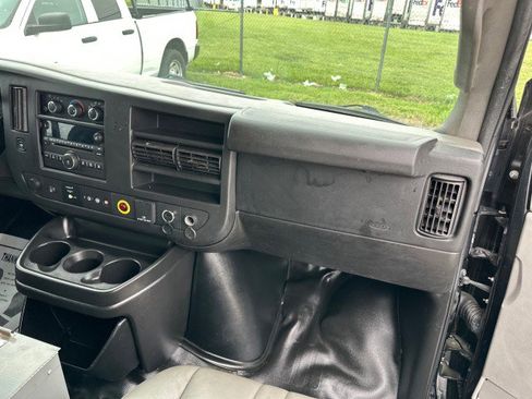 Used 2017 Chevrolet Express 2500 image 33