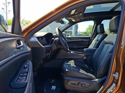 New 2026 Jeep Grand Cherokee Limited w/ Limited Altitude Package AWD/4WD image 9